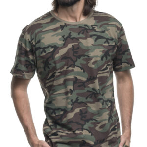 Мъж носи камуфлажна тениска Camo в зелен камуфлаж – модел отпред
