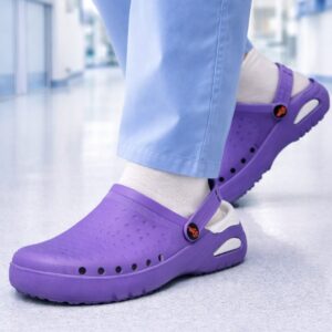 Санитарно сабо DIAN EVA SOFT VIOLETA, носено от медицински персонал в болнична среда, с анатомична форма, вентилационни отвори и стабилна каишка
