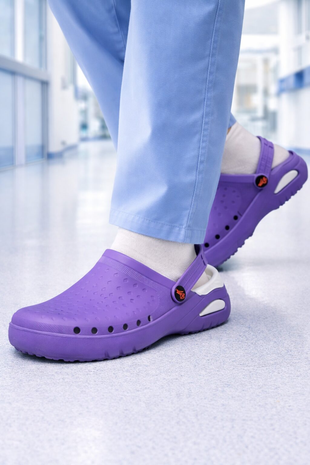 Санитарно сабо DIAN EVA SOFT VIOLETA, носено от медицински персонал в болнична среда, с анатомична форма, вентилационни отвори и стабилна каишка