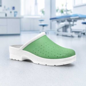 Дамско медицинско сабо GF LADY LIGHT GREEN в професионална медицинска среда с перфорирана естествена кожа и PU ходило