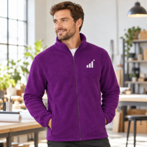 B2B визуализация на лилаво мъжко поларено яке FLEECE ARTIC с примерно бяло лого на гърдите